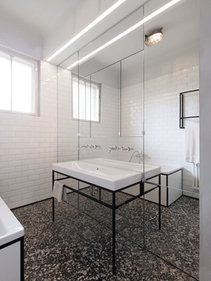 Das Bad – Foto: Sorin Morar