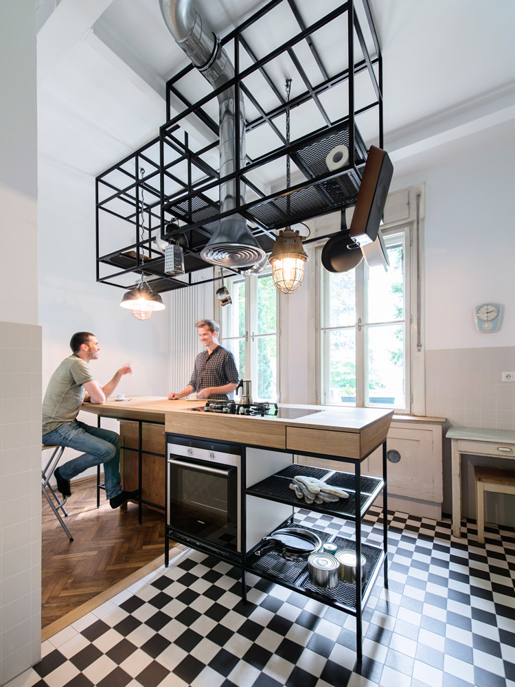 Die Bauherrn in Ihrer Küche – Foto: Sorin Morar