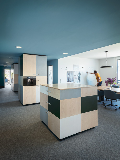 Teeküche und Workbench – Foto:Sorin Morar